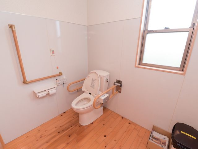 手すり付き清潔なトイレ トイレ 広々とした使いやすいトイレには、安全に配慮した手すりが整っており、どなたでも安心してご利用いただけます。