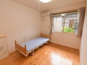 明るい個室の居室