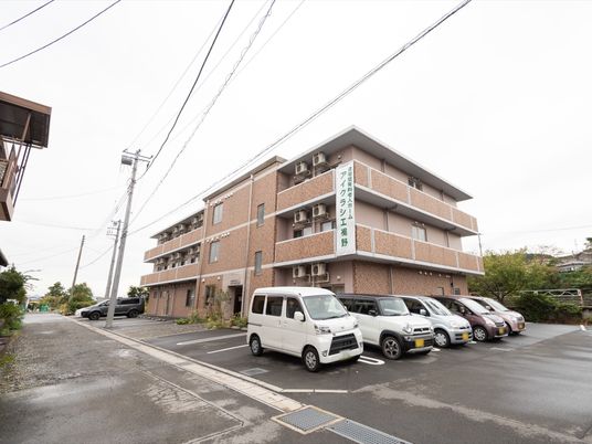 平屋建ての施設外観