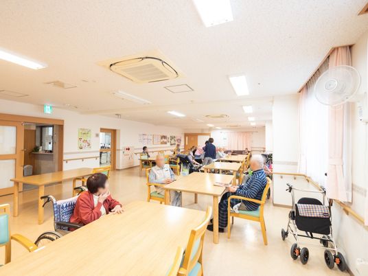 広々とした明るい食堂