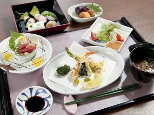 和食の盛り付けられた食事