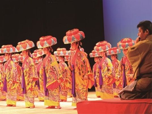 多彩な衣装の舞台公演