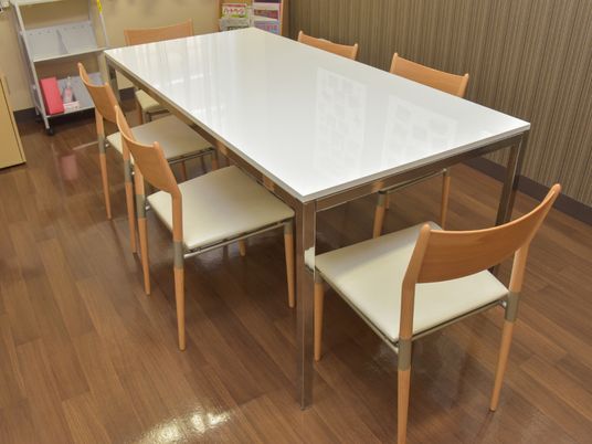 木製椅子のダイニングテーブル