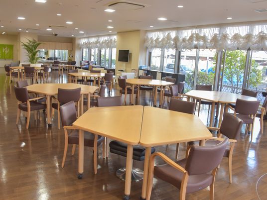 広々とした明るい食堂