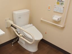 バリアフリー設計のトイレ