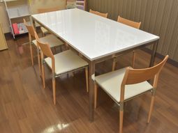 シンプルな食卓セット