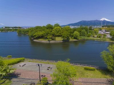 緑豊かな公園と富士山