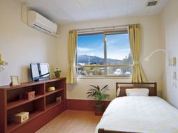 窓から見える山と居室