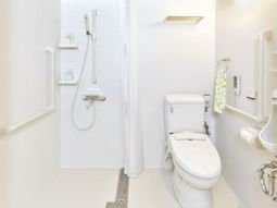 清潔感ある白い浴室