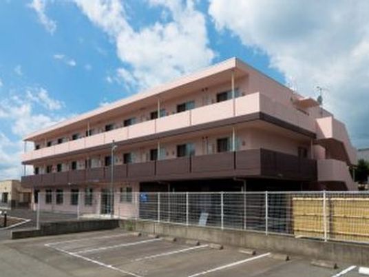 ピンク色の多階層建物