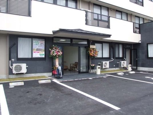 エントランスと駐車場
