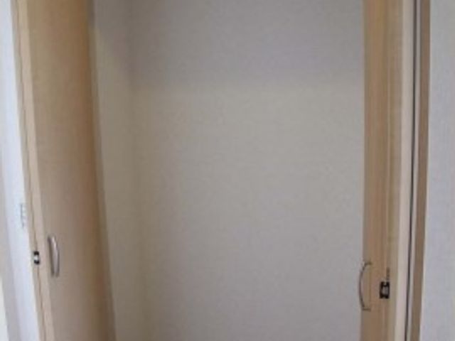 居室のクローゼット空間 クローゼット ゆったりとした収納スペースが確保されたクローゼットで、利用者の大切な衣類や私物を整理して保管できます。