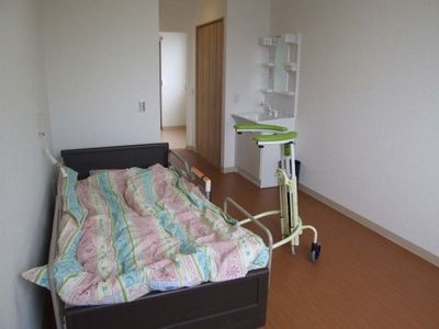 居室のベッドと設備