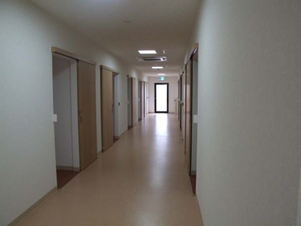 明るい廊下の風景