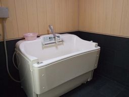 バリアフリー設計の浴槽