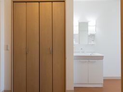 清潔な洗面台とクローゼット