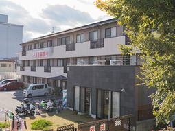 白と茶色の外壁の建物外観