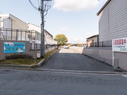 施設の入口と看板