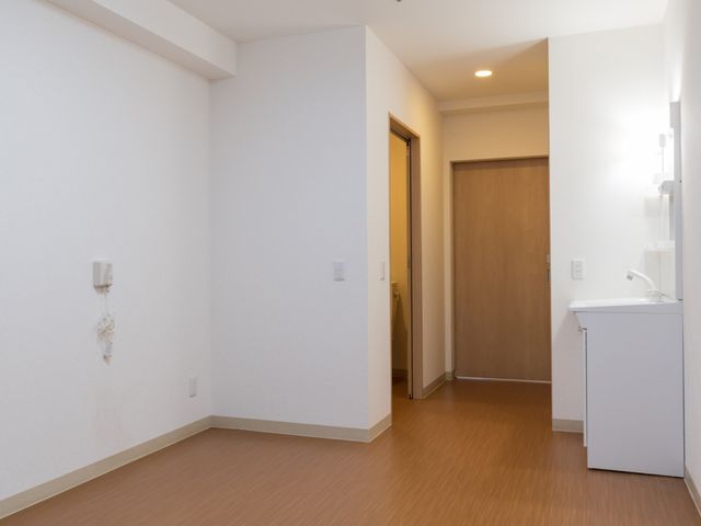 居室の洗面台とドア 居室 シンプルで明るい居室空間です。清潔感のある洗面所が備わっており、快適な生活を支援します。
