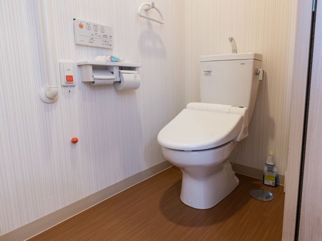バリアフリートイレ設備 トイレ 安全かつ快適にお使いいただける設計のトイレです。手すりや緊急呼出しボタンも完備しており、皆さまの安心をサポートします。