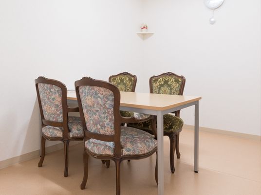 シンプルな椅子とテーブル