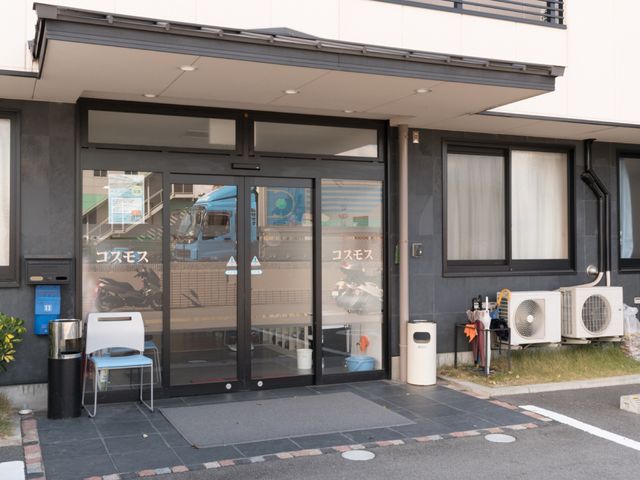 清潔感のあるエントランス 外観 落ち着いた色合いの外観を持つエントランスです。訪れる方々を温かく迎え入れてくれるような雰囲気が感じられます。