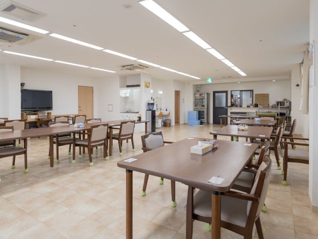 広々とした明るい食堂 食堂 清潔感のあふれる食堂で、ゆったりとした食事の時間を提供します。レイアウトも車椅子が使いやすいよう考慮されています。