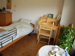 明るい個室の居室