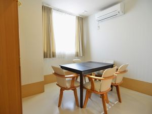 清潔な食卓のある部屋