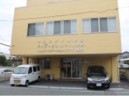 黄色い建物の外観