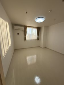 清潔なベッドのある居室