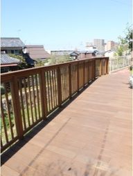 中庭の明るい遊歩道