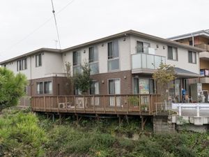 木製デッキのある建物