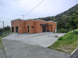 広々とした外観の施設