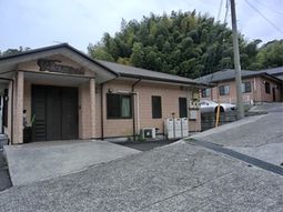 落ち着いた外観の建物