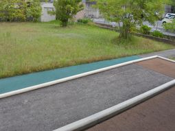 中庭の緑と遊歩道