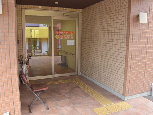 エントランスの自動ドア