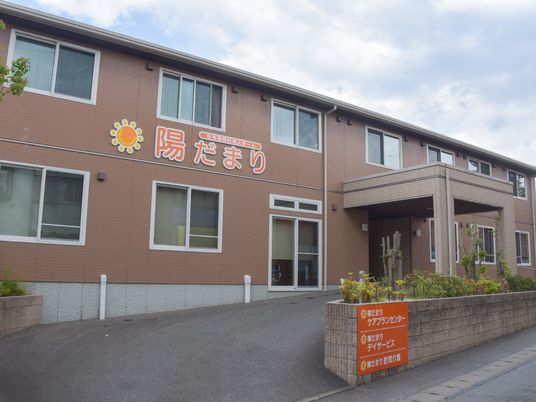 施設の外観と入口