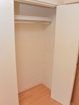 シンプルなクローゼット空間