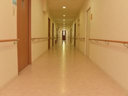 長い廊下と部屋のドア