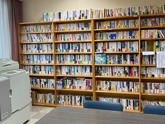 本棚のある多目的室  