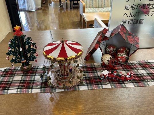 クリスマス飾りのある受付  