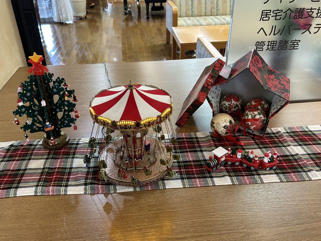 クリスマス飾りのある受付 フロント   受付前のテーブルに、季節感のある飾りが並んでいます。来訪時に明るい雰囲気を感じやすい空間です。
