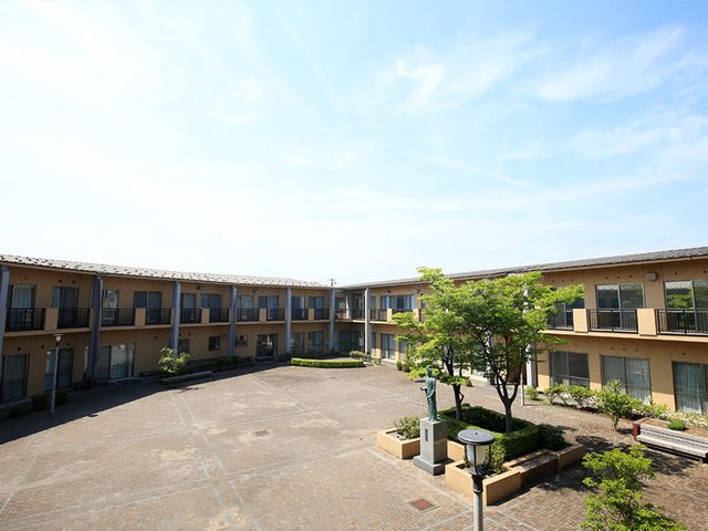 ゆとりある中庭 中庭 開放的な中庭は、散歩や憩いの場としてご利用いただけ、静かで落ち着いた環境が整っています。