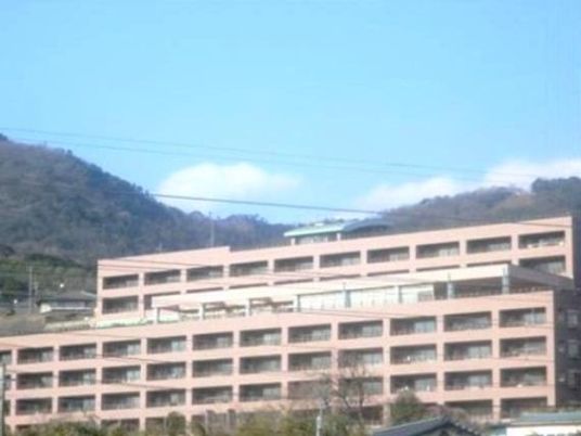 広々とした建物外観