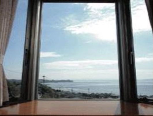 海を望む明るい居室