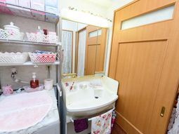 明るい個室の洗面台