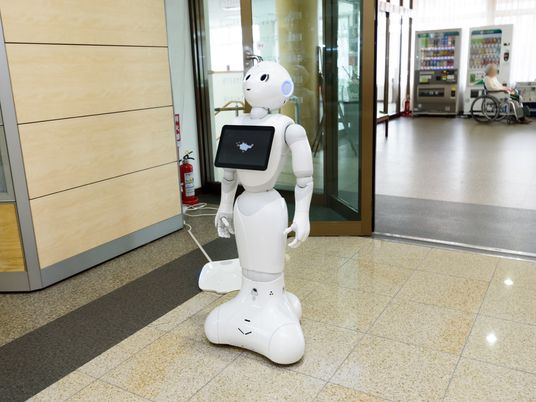 ロボットが立つ廊下