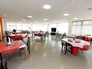 明るく広々としたダイニングエリア