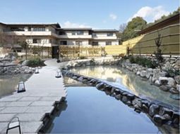 庭が見える施設外観